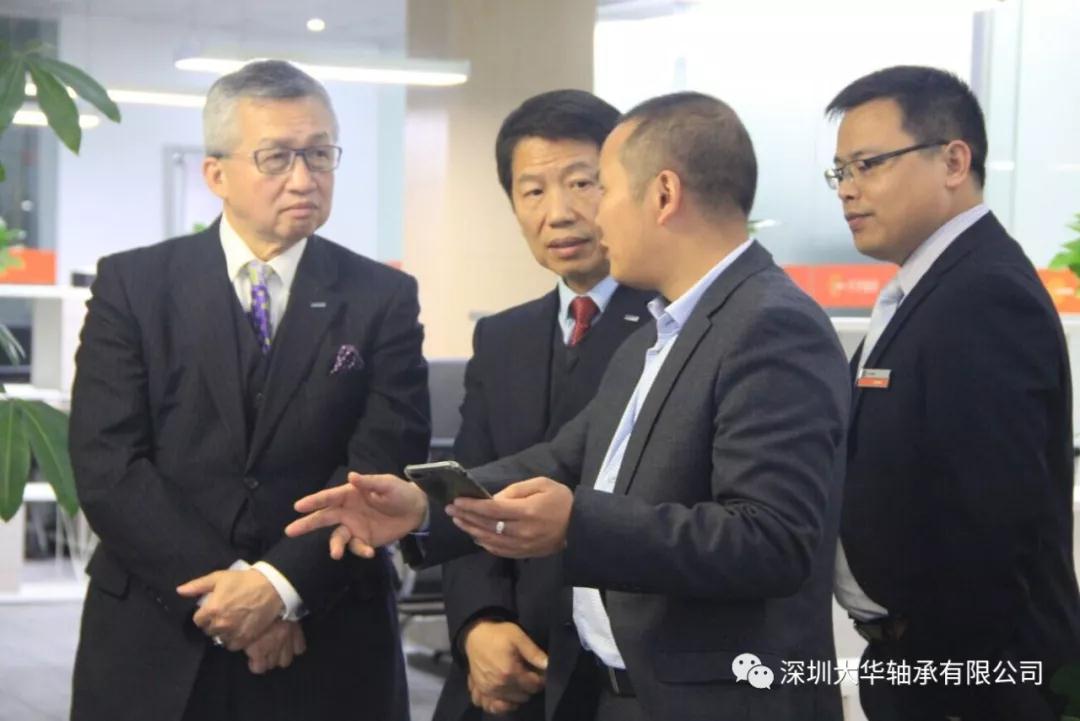 東培董事長(zhǎng)在TPI事業(yè)部陪同下參觀